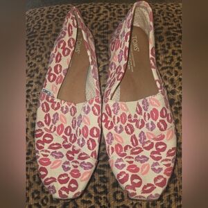 TOMS Women's Pink and Purple Lip Print Flats